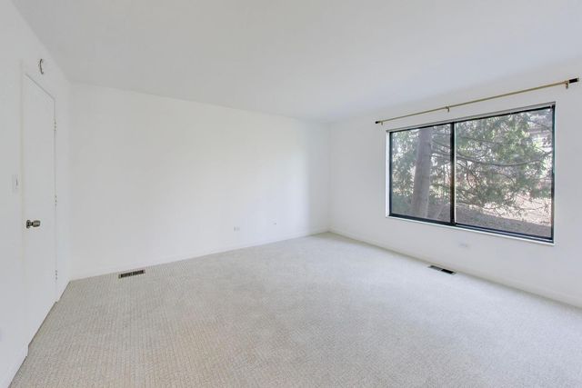 83c Thornhill Lane c, Lake Barrington, IL 60010