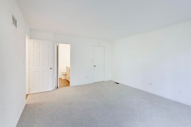 83c Thornhill Lane c, Lake Barrington, IL 60010