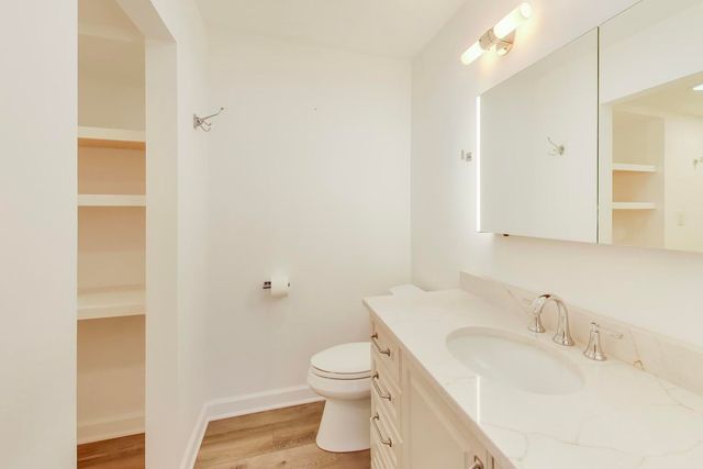 83c Thornhill Lane c, Lake Barrington, IL 60010