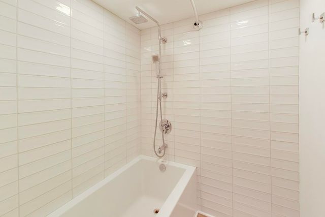 83c Thornhill Lane c, Lake Barrington, IL 60010