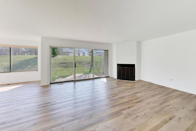 83c Thornhill Lane c, Lake Barrington, IL 60010