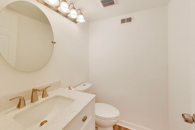 83c Thornhill Lane c, Lake Barrington, IL 60010