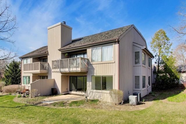 83c Thornhill Lane c, Lake Barrington, IL 60010