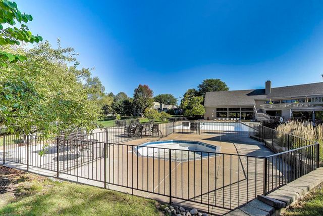 83c Thornhill Lane c, Lake Barrington, IL 60010