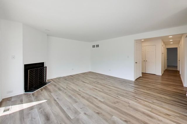 83c Thornhill Lane c, Lake Barrington, IL 60010