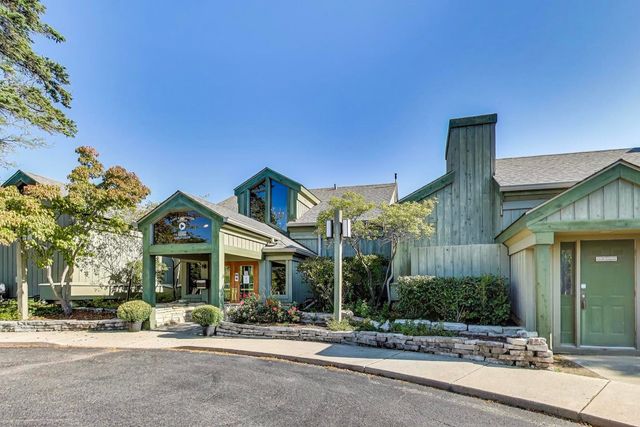 83c Thornhill Lane c, Lake Barrington, IL 60010