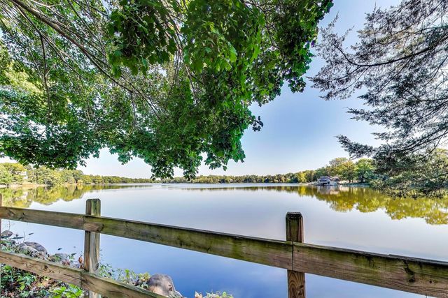 83c Thornhill Lane c, Lake Barrington, IL 60010