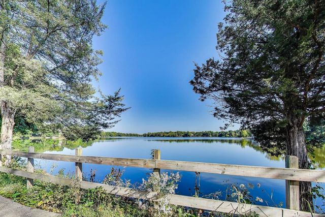 83c Thornhill Lane c, Lake Barrington, IL 60010