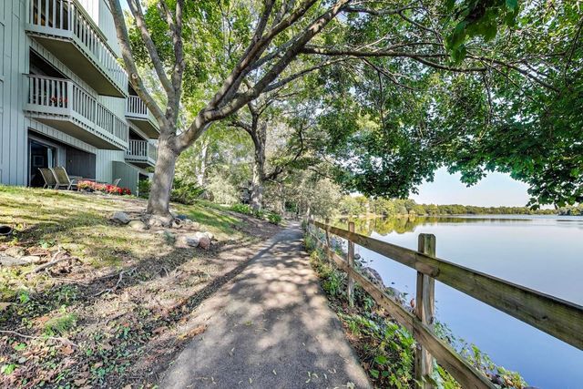 83c Thornhill Lane c, Lake Barrington, IL 60010