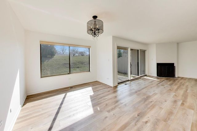 83c Thornhill Lane c, Lake Barrington, IL 60010