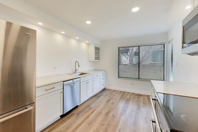 83c Thornhill Lane c, Lake Barrington, IL 60010