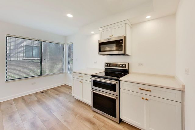 83c Thornhill Lane c, Lake Barrington, IL 60010