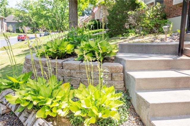 1602 NW Weatherstone Lane, Blue Springs, MO 64015