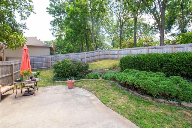 1602 NW Weatherstone Lane, Blue Springs, MO 64015