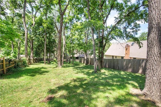 1602 NW Weatherstone Lane, Blue Springs, MO 64015