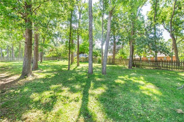 1602 NW Weatherstone Lane, Blue Springs, MO 64015