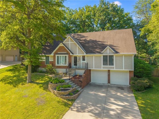 1602 NW Weatherstone Lane, Blue Springs, MO 64015
