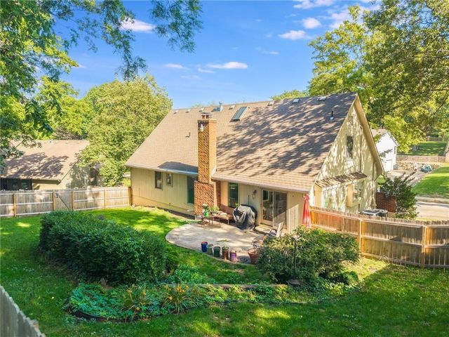 1602 NW Weatherstone Lane, Blue Springs, MO 64015