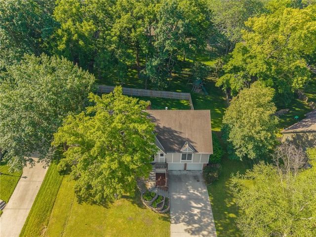 1602 NW Weatherstone Lane, Blue Springs, MO 64015