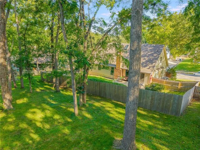 1602 NW Weatherstone Lane, Blue Springs, MO 64015