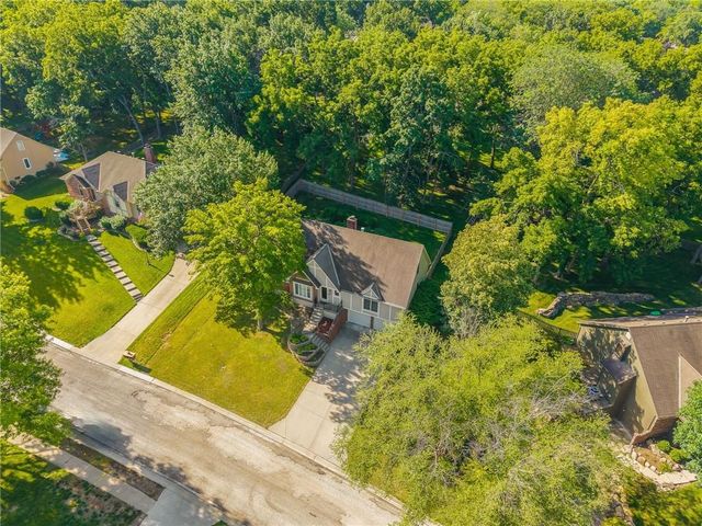 1602 NW Weatherstone Lane, Blue Springs, MO 64015