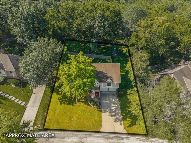 1602 NW Weatherstone Lane, Blue Springs, MO 64015