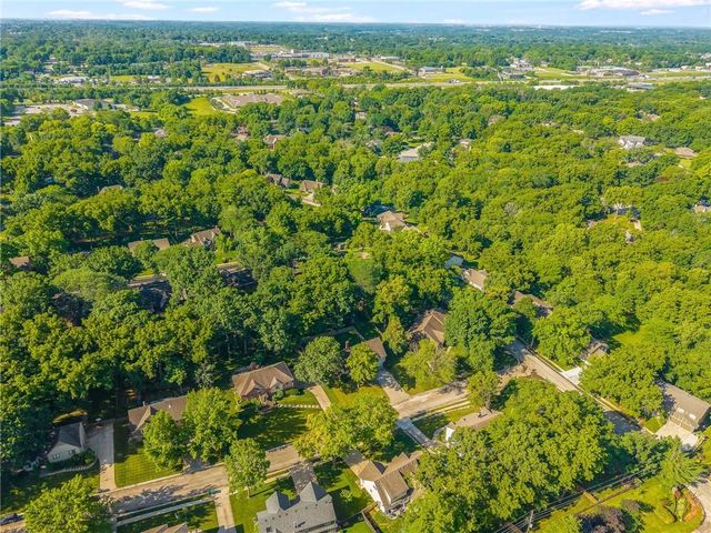 1602 NW Weatherstone Lane, Blue Springs, MO 64015