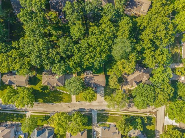 1602 NW Weatherstone Lane, Blue Springs, MO 64015