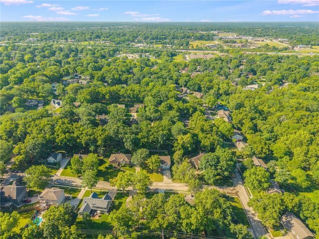 1602 NW Weatherstone Lane, Blue Springs, MO 64015