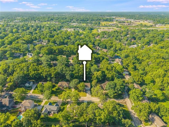 1602 NW Weatherstone Lane, Blue Springs, MO 64015