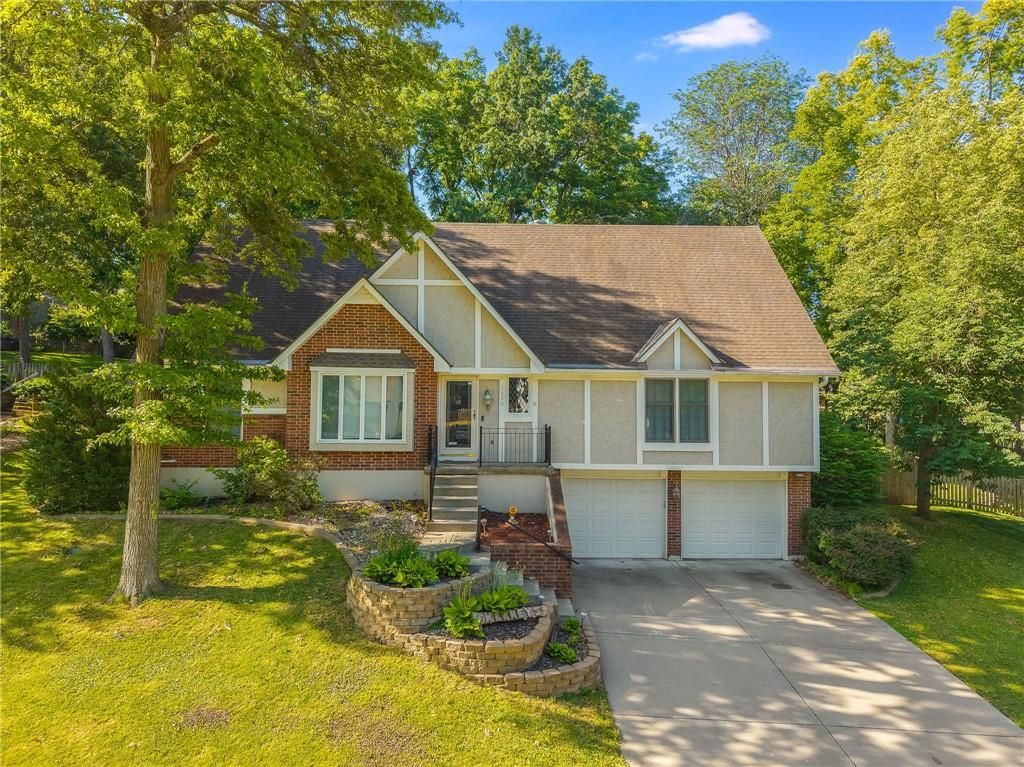 1602 NW Weatherstone Lane, Blue Springs, MO 64015