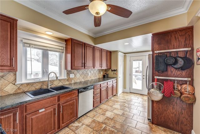 1291 Summit Avenue, Lakewood, OH 44107