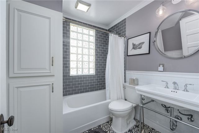 1291 Summit Avenue, Lakewood, OH 44107