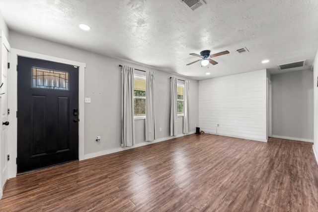 218 Hall Drive S, Montgomery, TX 77316