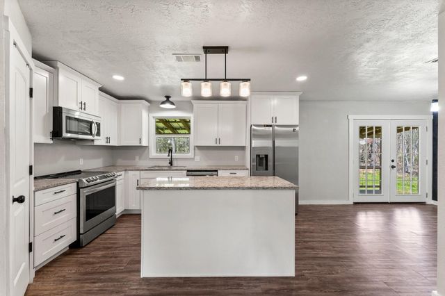 218 Hall Drive S, Montgomery, TX 77316