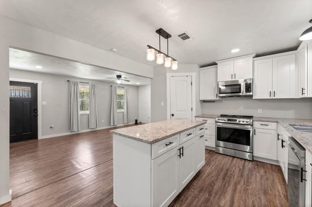 218 Hall Drive S, Montgomery, TX 77316