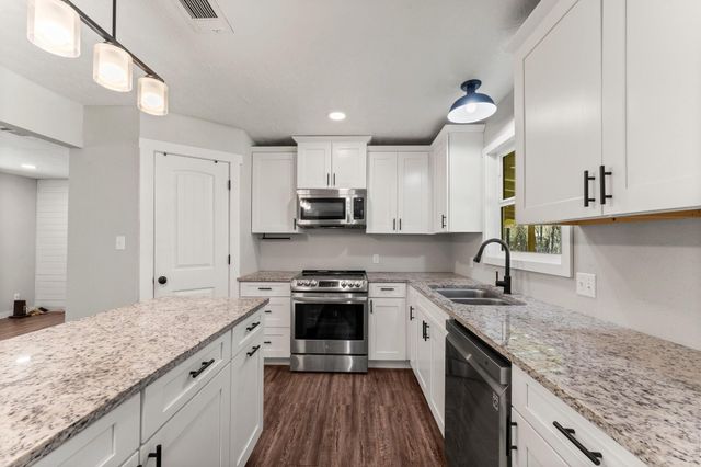 218 Hall Drive S, Montgomery, TX 77316