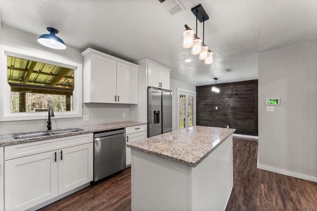 218 Hall Drive S, Montgomery, TX 77316