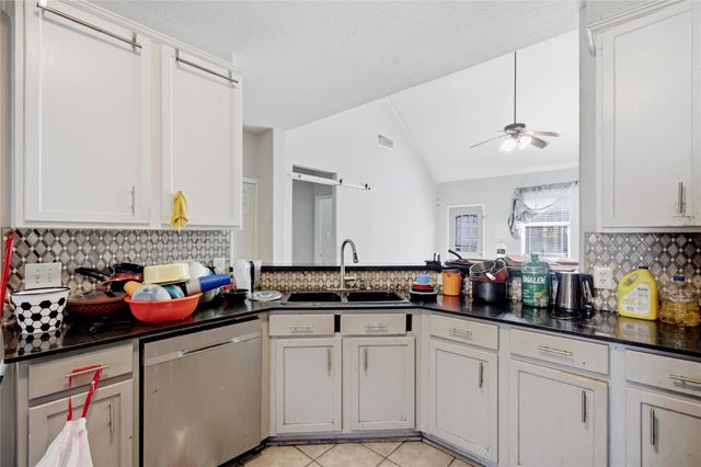 2926 Meadowglen Cove, Houston, TX 77082