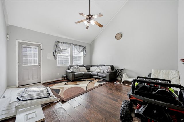 2926 Meadowglen Cove, Houston, TX 77082