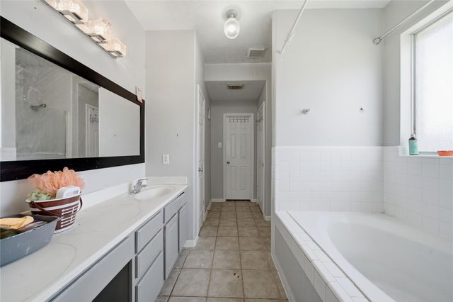 2926 Meadowglen Cove, Houston, TX 77082