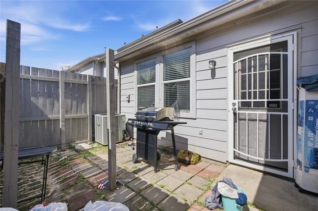 2926 Meadowglen Cove, Houston, TX 77082