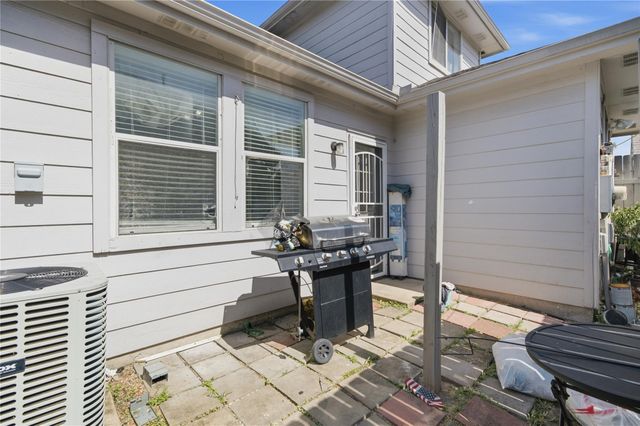 2926 Meadowglen Cove, Houston, TX 77082
