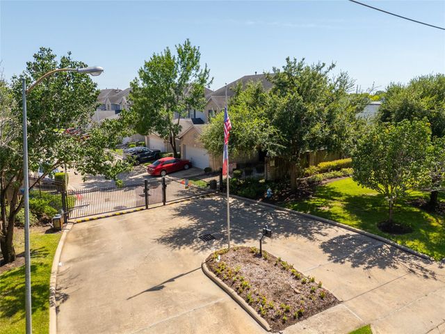 2926 Meadowglen Cove, Houston, TX 77082