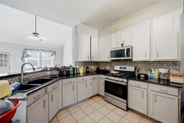 2926 Meadowglen Cove, Houston, TX 77082