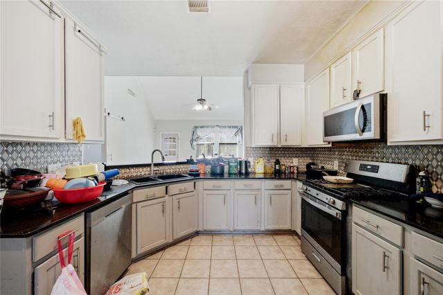 2926 Meadowglen Cove, Houston, TX 77082