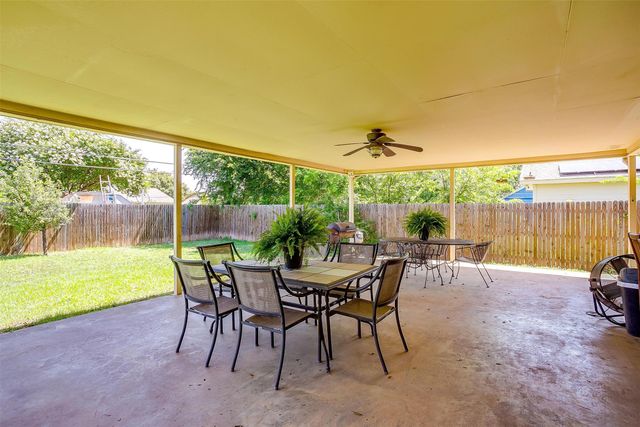 321 E Hampton Road, Crowley, TX 76036