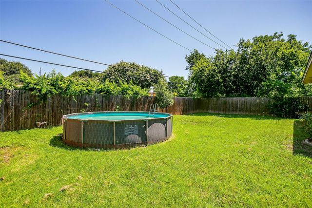 321 E Hampton Road, Crowley, TX 76036