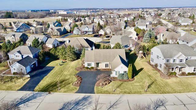 1864 River Lakes ROAD S, Oconomowoc, WI 53066