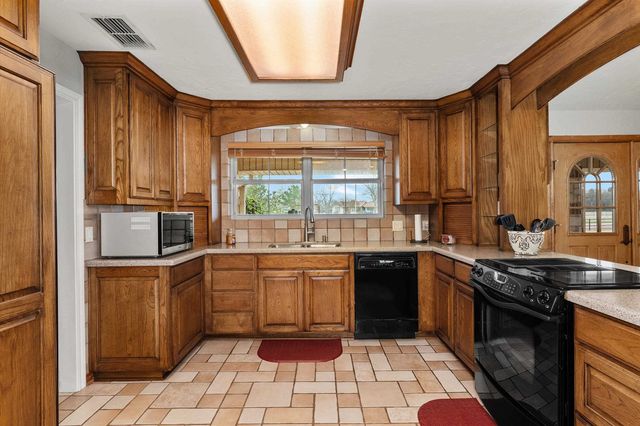 1325 Kings Rd, Marshall, TX 75672